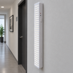 Ejemplo ilustrativo de instalación o uso de LUMINARIO DE EMERGENCIA 90 LEDS SLIM  MOD. 28049; elementos de contexto no incluidos.
