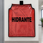 Ejemplo ilustrativo de instalación o uso de FUNDA PARA HIDRANTE VENTANA CLARA; elementos de contexto no incluidos.