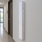Ejemplo ilustrativo de instalación o uso de LUMINARIO DE EMERGENCIA 60 LEDS MOD. 25922; elementos de contexto no incluidos.