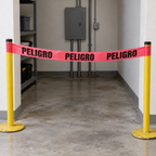 Ejemplo ilustrativo de instalación o uso de CINTA PELIGRO DE 3″ X 305 M DE LONGITUD; elementos de contexto no incluidos.