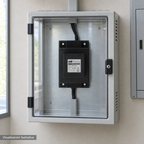 Visualización ilustrativa. Ejemplo de ubicación instalada TRAFO-500-12A en un área de servicio. Gabinete auxiliar, canaletas y soportes son elementos contextuales. No representa todos los componentes de una instalación ni amplía los accesorios incluidos.