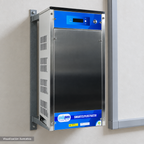 Visualización ilustrativa. Vista cercana del equipo montado SMARTCLPLUS750230 en un área de servicio. La imagen muestra el exterior del gabinete de control; célula y circuito hidráulico quedan fuera del encuadre. No representa todos los componentes de una instalación ni amplía los accesorios incluidos.