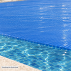 Visualización ilustrativa. Vista a nivel del agua de una sección de la cubierta solar azul CSK-3.9X50-BAP-4 colocada sobre el agua, con cara lisa arriba y burbujas abajo. Se representa una sección cortada del rollo para su aplicación. No representa las dimensiones completas ni la cobertura de toda una piscina.