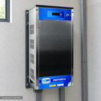 Visualización ilustrativa. Vista cercana del equipo montado SMARTCLPLUS1000230 en un área de servicio. La imagen muestra el exterior del gabinete de control; célula y circuito hidráulico quedan fuera del encuadre. No representa todos los componentes de una instalación ni amplía los accesorios incluidos.