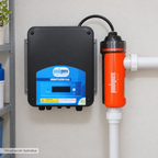 Visualización ilustrativa. Ejemplo de ubicación instalada SMARTCLPLUSPH15230 en un área de servicio. Tuberías, adaptadores y soportes se muestran como contexto. No representa todos los componentes de una instalación ni amplía los accesorios incluidos.