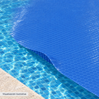 Visualización ilustrativa. Detalle de una sección de la cubierta solar azul CSK-2.9X50-BAP-4 colocada sobre el agua, con cara lisa arriba y burbujas abajo. Se representa una sección cortada del rollo para su aplicación. No representa las dimensiones completas ni la cobertura de toda una piscina.