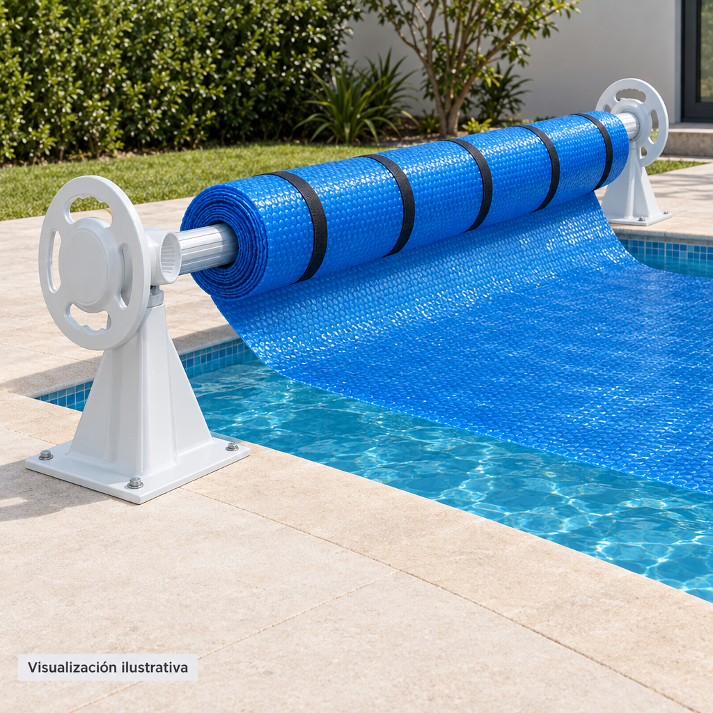 Visualización ilustrativa. Aplicación de un componente de enrolladora con cubierta solar parcialmente recogida junto a una piscina. Los demás elementos del sistema se muestran como contexto y no indican que estén incluidos.