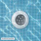 Visualización ilustrativa. Detalle frontal de la lámpara bajo el agua en una piscina terminada; revestimiento y ambiente mostrados como ejemplo.