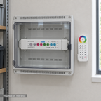 Visualización ilustrativa. Ejemplo de ubicación instalada CTRL-180-12D en un área de servicio. Gabinete auxiliar, canaletas y soportes son elementos contextuales. No representa todos los componentes de una instalación ni amplía los accesorios incluidos.