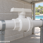 Visualización ilustrativa. Ejemplo contextual de la válvula PA-VB-1.5PVCR instalada en tubería para piscina. Tuberías, adaptadores y soportes se muestran como contexto; no implica que estén incluidos.