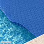 Visualización ilustrativa. Detalle de una sección de la cubierta solar azul CSK-3.9X1-BAP-4 colocada sobre el agua, con cara lisa arriba y burbujas abajo. La fotografía muestra sólo un detalle de aplicación. No representa las dimensiones completas ni la cobertura de toda una piscina.