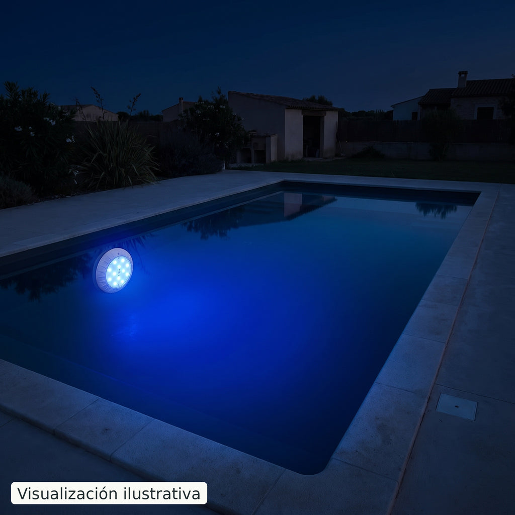 Visualización ilustrativa. Vista nocturna de una piscina que ilustra el color de esta lámpara. El efecto de la luz varía según el diseño de la piscina y la instalación.