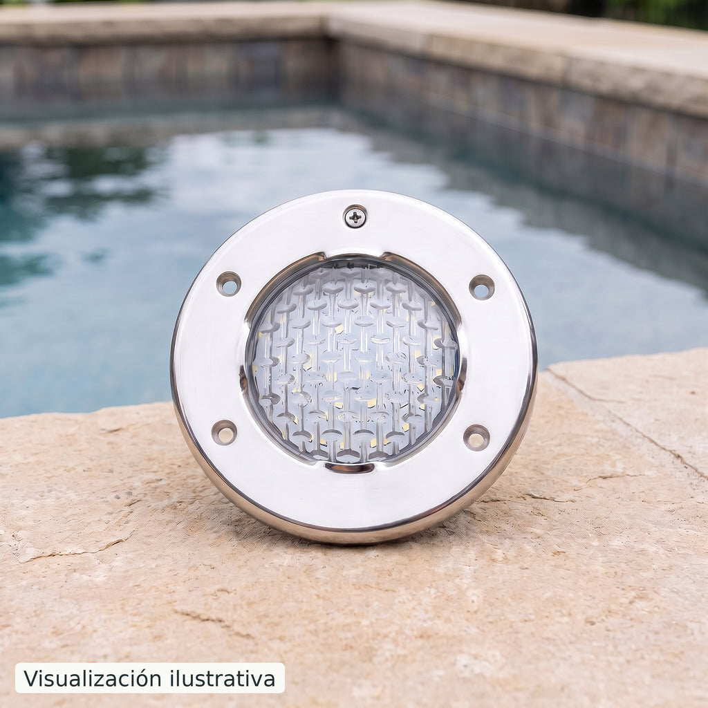 Visualización ilustrativa. Vista de una lámpara para piscina antes de su instalación, junto al borde del agua.