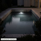 Visualización ilustrativa. Vista nocturna de una piscina que ilustra el color de esta lámpara. El efecto de la luz varía según el diseño de la piscina y la instalación.