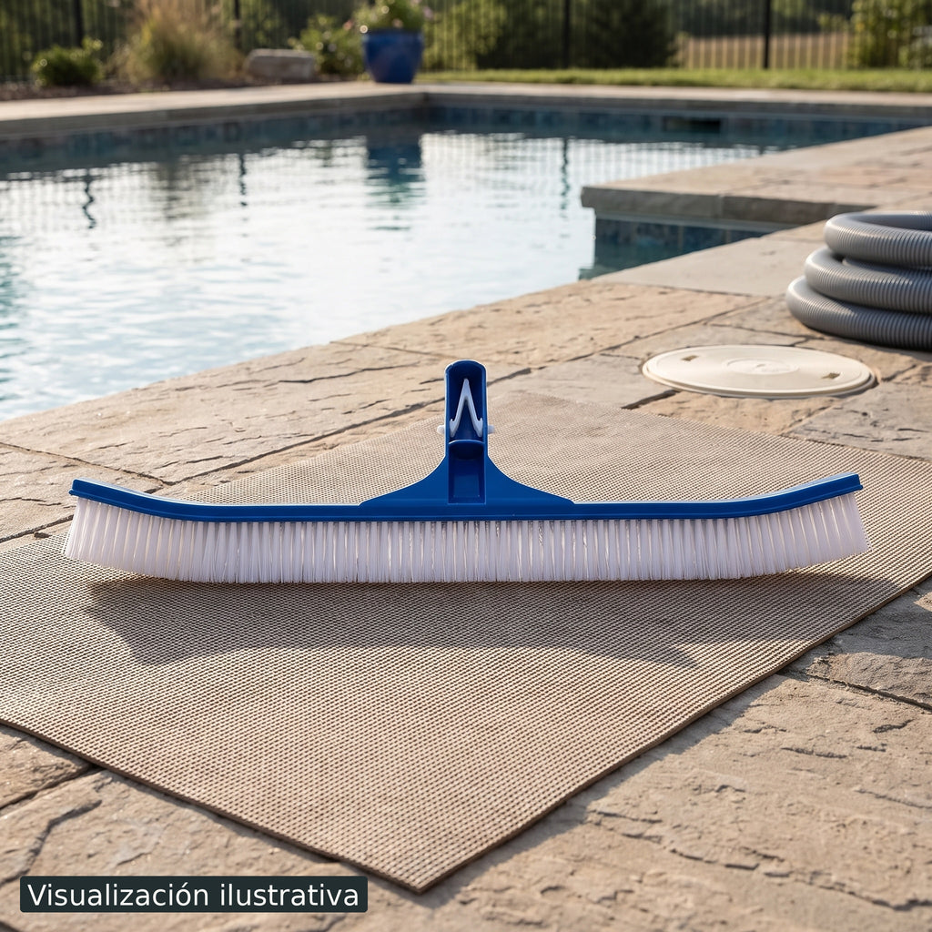 Visualización ilustrativa. Accesorio de limpieza preparado junto a una piscina. Ejemplo de contexto de uso; el mango telescópico y otros elementos del entorno no forman parte del producto mostrado.