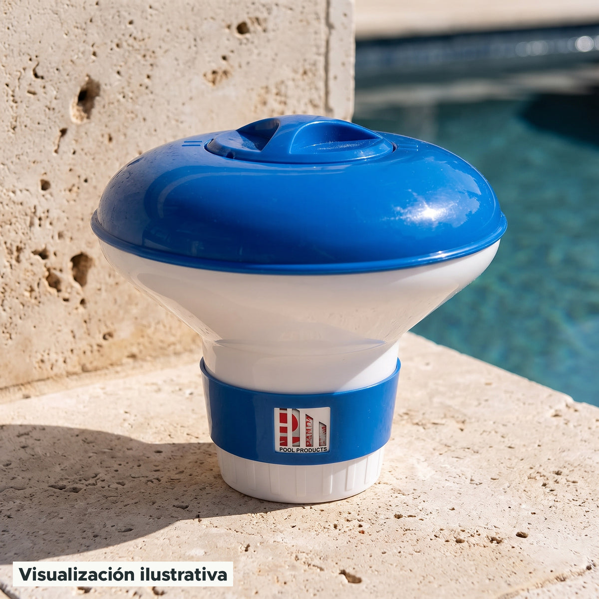 Visualización ilustrativa. El modelo 012-003-A-003 preparado junto al área de mantenimiento de una piscina. El entorno muestra un ejemplo de contexto de uso; los accesorios de fondo se ilustran por separado.