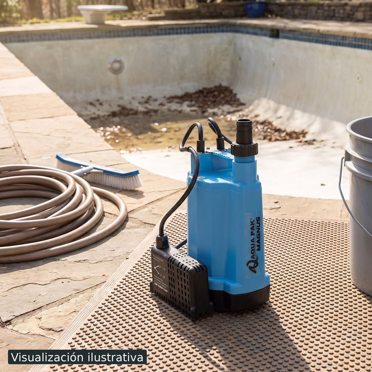 Visualización ilustrativa. Producto preparado junto al área de mantenimiento de una piscina, antes de conectarse o instalarse. El entorno y otros equipos que aparecen al fondo son ilustrativos.