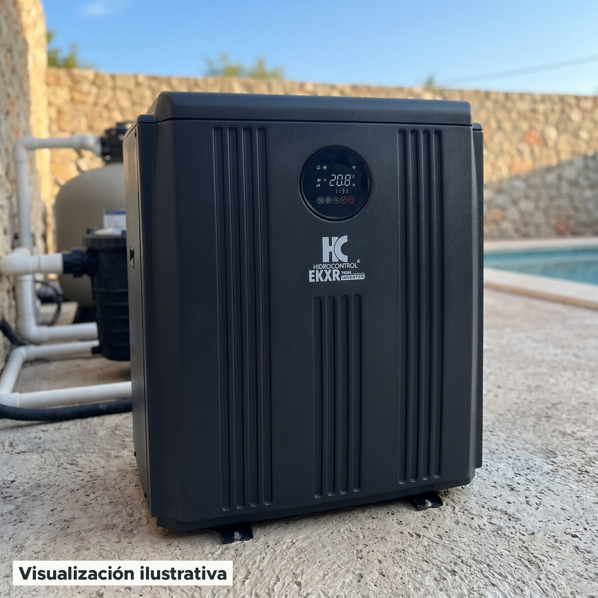 Visualización ilustrativa. El modelo EK95XR-M2-INVR preparado junto al área de mantenimiento de una piscina. El entorno muestra un ejemplo de contexto de uso; los accesorios de fondo se ilustran por separado.