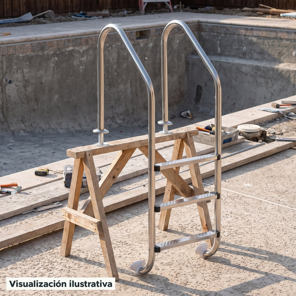 Visualización ilustrativa. El modelo PA-ESC-STDM1-3P preparado junto al área de mantenimiento de una piscina. El entorno muestra un ejemplo de contexto de uso; los accesorios de fondo se ilustran por separado.