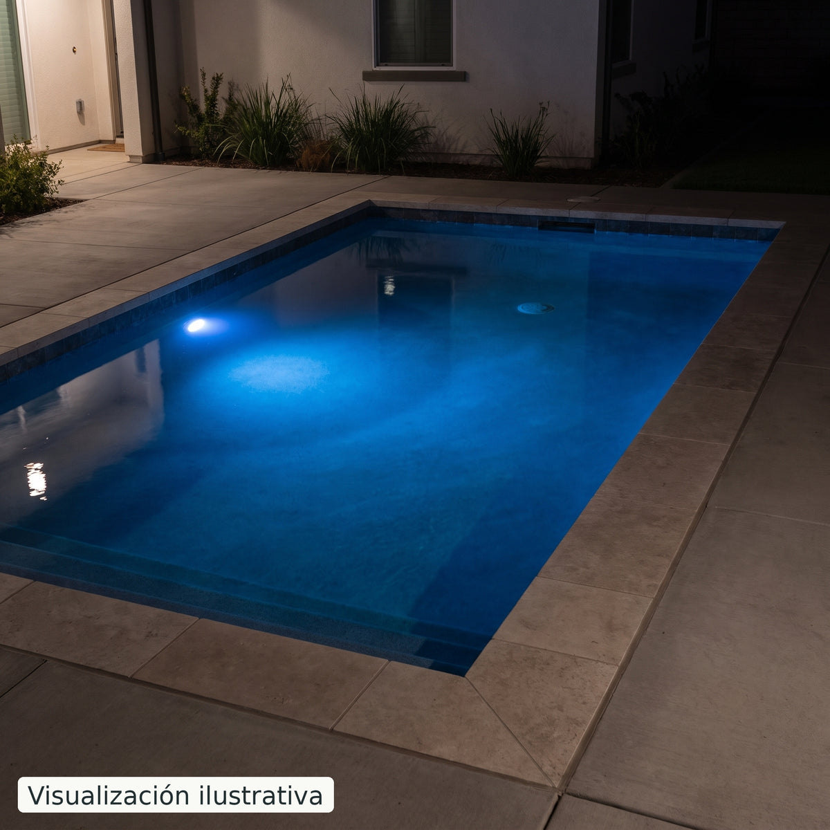 Visualización ilustrativa. Vista nocturna de una piscina que ilustra el color de esta lámpara. El efecto de la luz varía según el diseño de la piscina y la instalación.