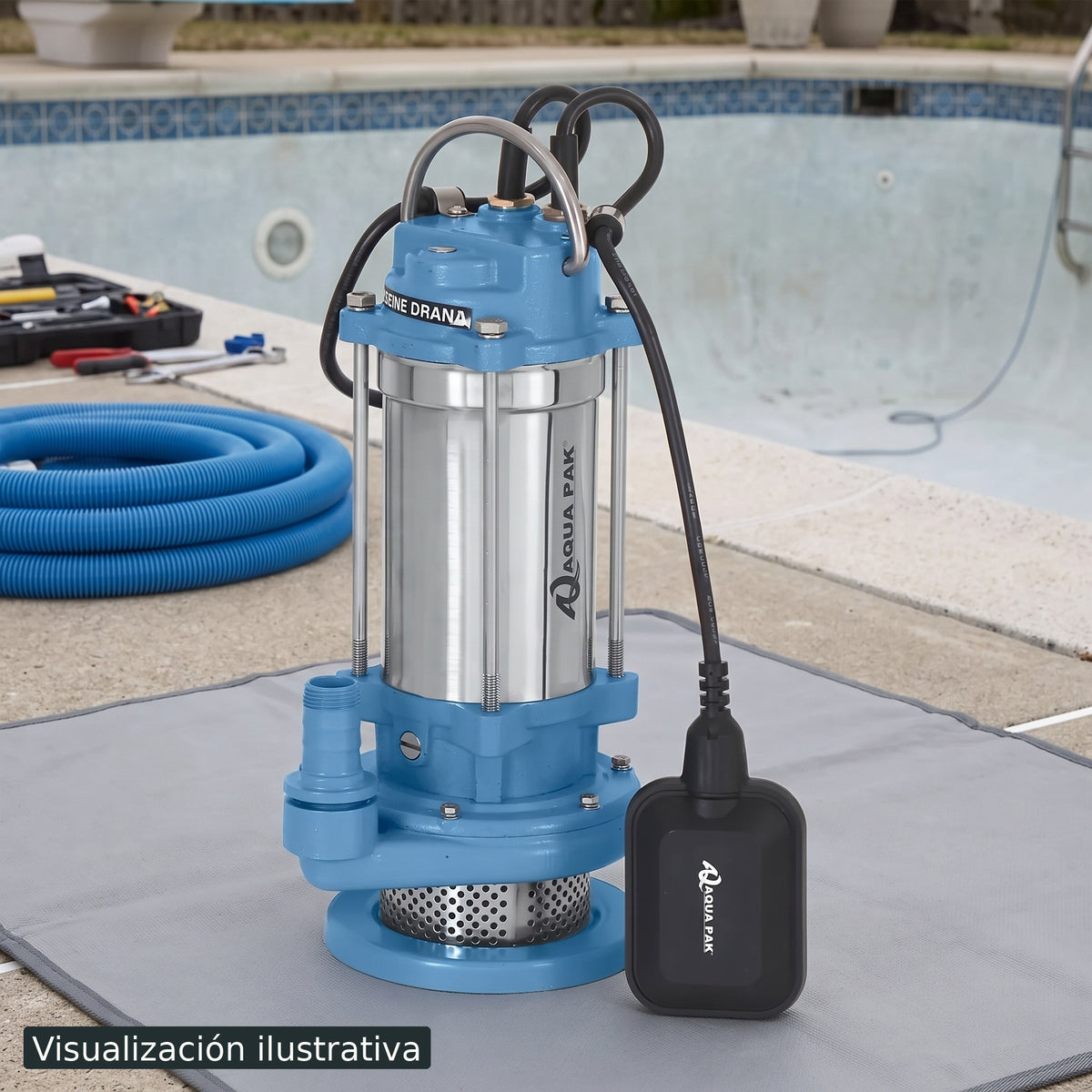 Visualización ilustrativa. Producto preparado junto al área de mantenimiento de una piscina, antes de conectarse o instalarse. El entorno y otros equipos que aparecen al fondo son ilustrativos.