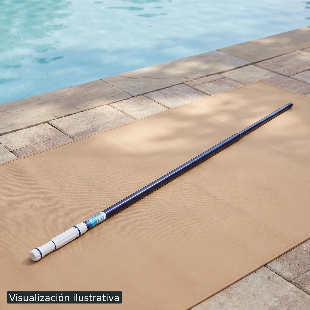 Visualización ilustrativa. El modelo PA-MANET-A-4.8M-2S preparado junto al área de mantenimiento o construcción de una piscina. Ejemplo ilustrativo de contexto; los accesorios de fondo se muestran por separado.