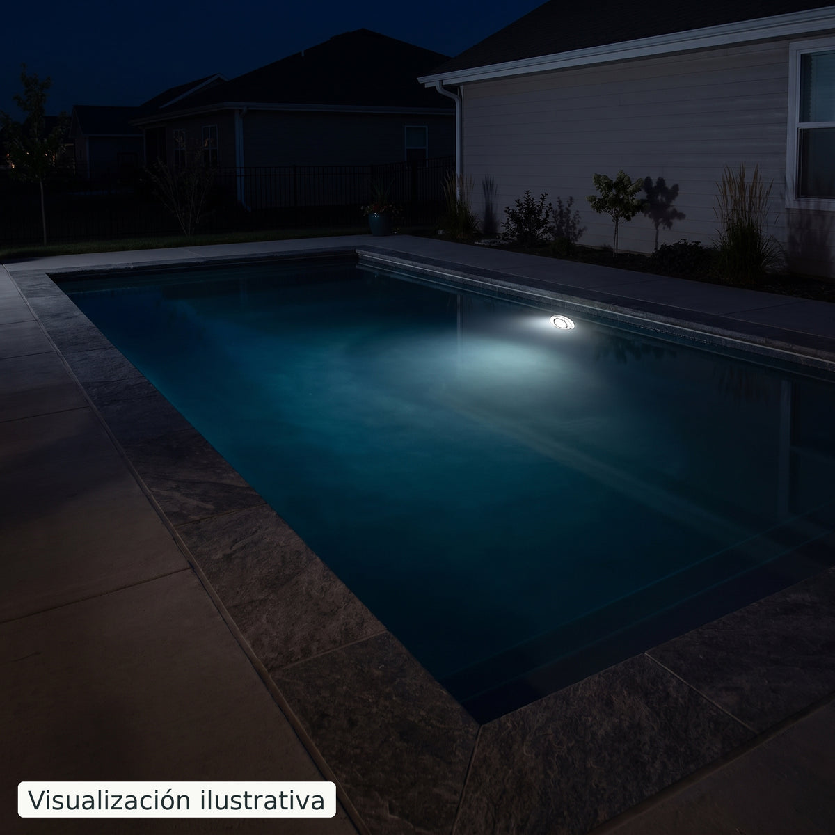 Visualización ilustrativa. Vista nocturna de una piscina que ilustra el color de esta lámpara. El efecto de la luz varía según el diseño de la piscina y la instalación.