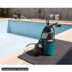 Visualización ilustrativa. Producto preparado junto al área de mantenimiento de una piscina, antes de conectarse o instalarse. El entorno y otros equipos que aparecen al fondo son ilustrativos.