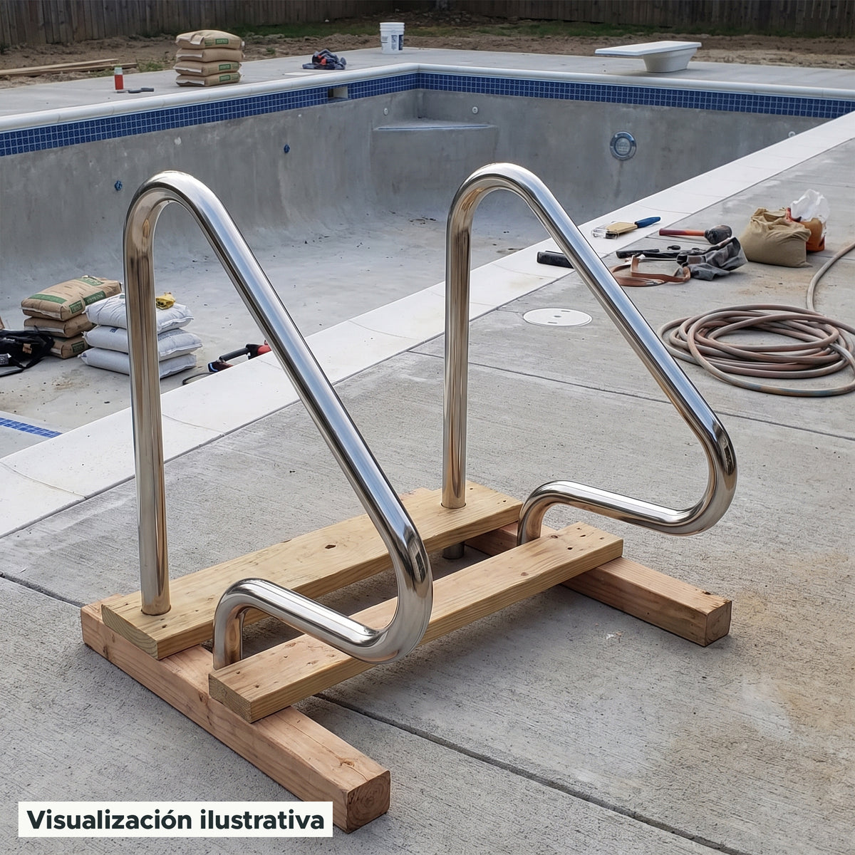 Visualización ilustrativa. El modelo PA-PSM-CURV-D1 preparado junto al área de mantenimiento de una piscina. El entorno muestra un ejemplo de contexto de uso; los accesorios de fondo se ilustran por separado.