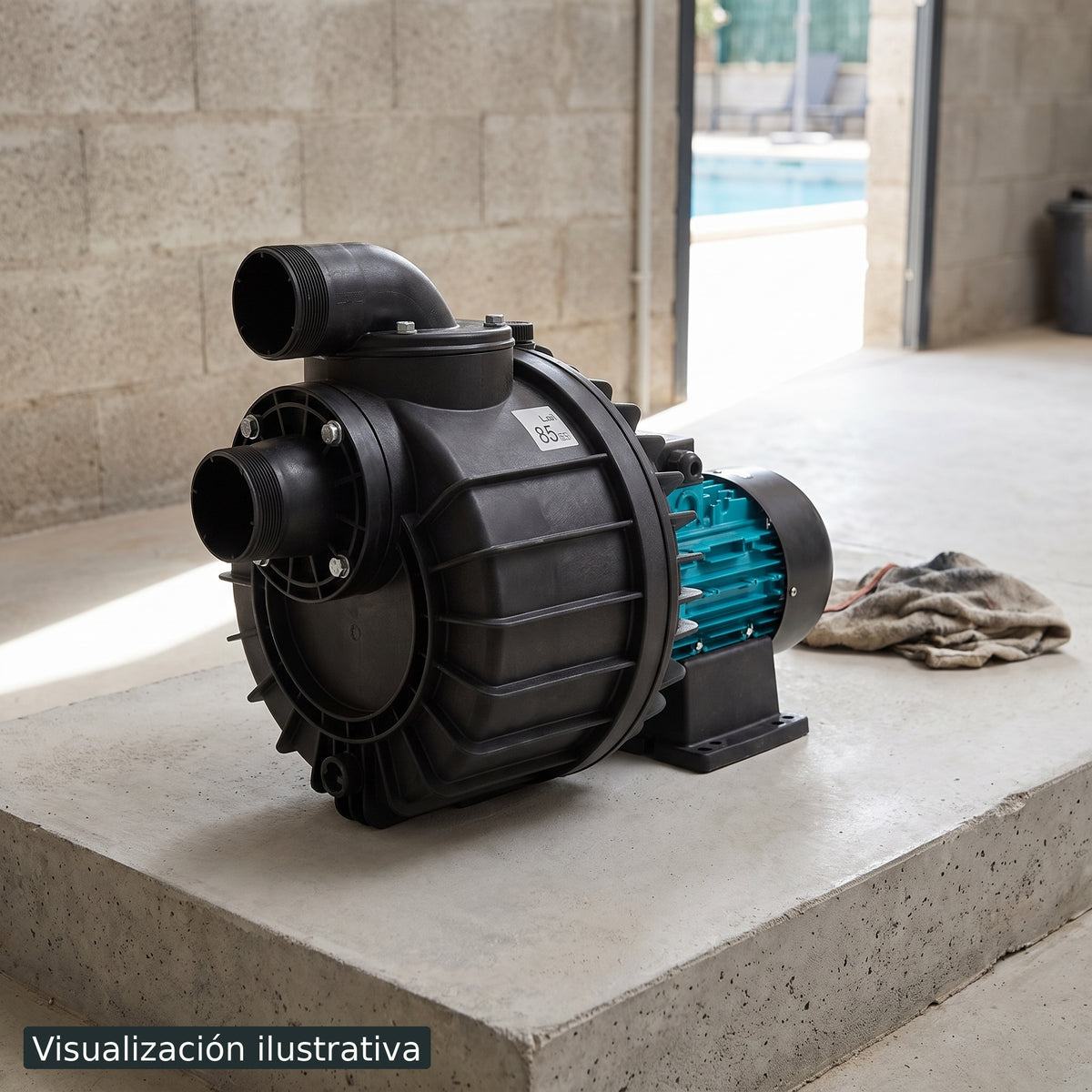 Visualización ilustrativa. Bomba preparada en el cuarto de equipos de una piscina, antes de su conexión. El entorno es ilustrativo; consulta el manual para la instalación.