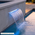 Visualización ilustrativa. Cascada WF-LED-24-6-T integrada en un muro junto a la piscina, con una cortina de agua e iluminación azul. Ejemplo de acabado y ambiente; la caída y la intensidad reales dependen del proyecto.