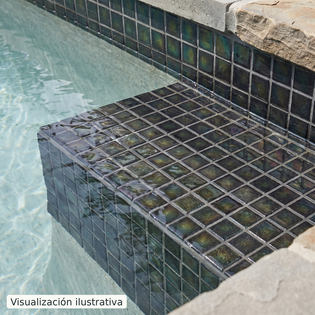 Visualización ilustrativa. Ejemplo del acabado de veneciano instalado en paredes y escalones de piscina. La luz, el agua y la profundidad modifican el tono percibido; consulta la muestra y ficha del modelo.