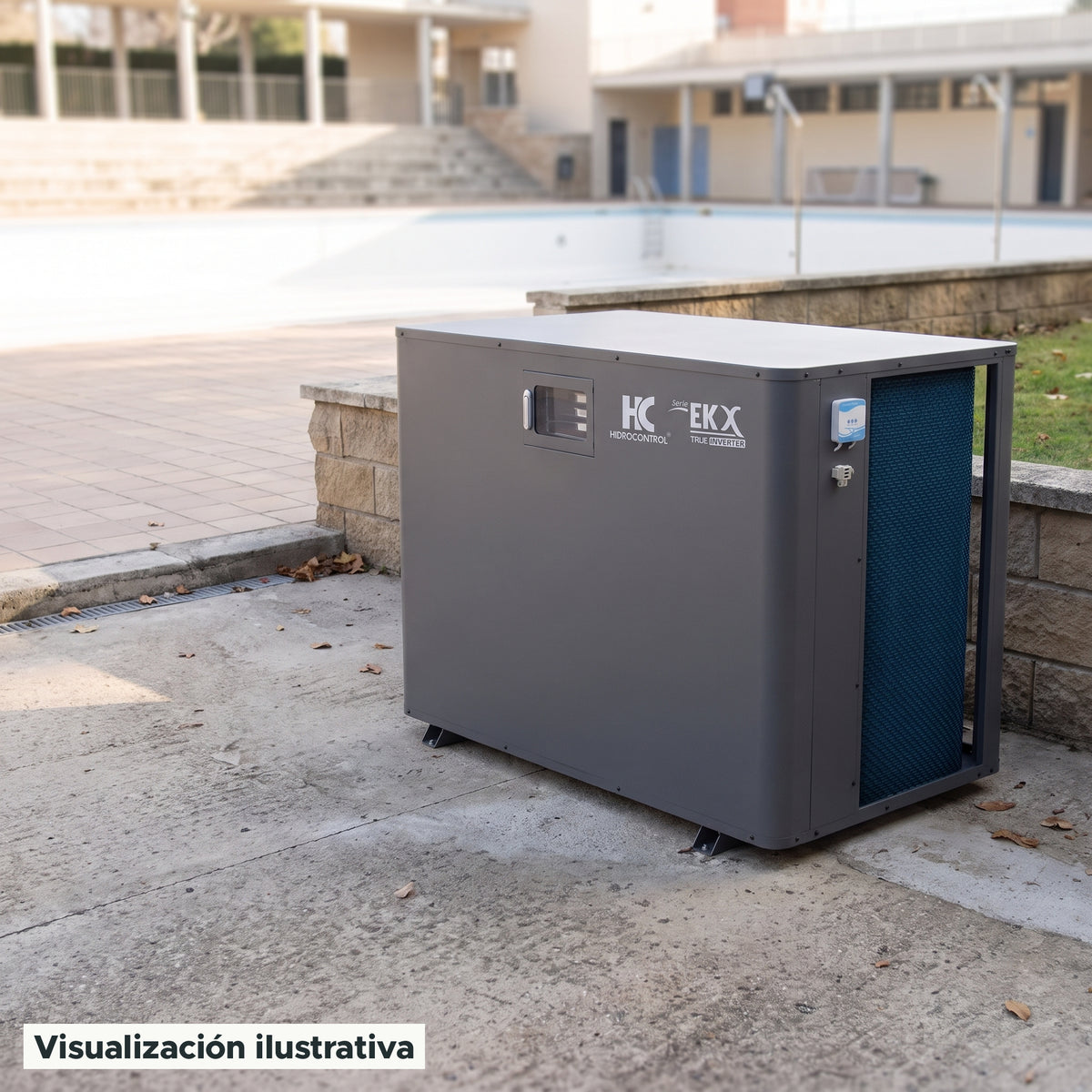 Visualización ilustrativa. El modelo EK238X-T2-INVERTER preparado junto al área de mantenimiento de una piscina. El entorno muestra un ejemplo de contexto de uso; los accesorios de fondo se ilustran por separado.