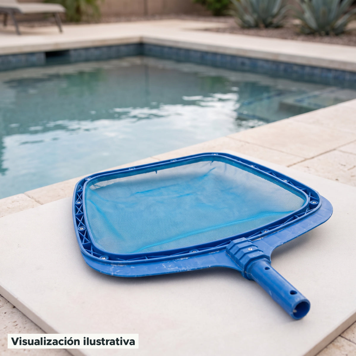 Visualización ilustrativa. El modelo 012-001-A-002 preparado junto al área de mantenimiento de una piscina. El entorno muestra un ejemplo de contexto de uso; los accesorios de fondo se ilustran por separado.