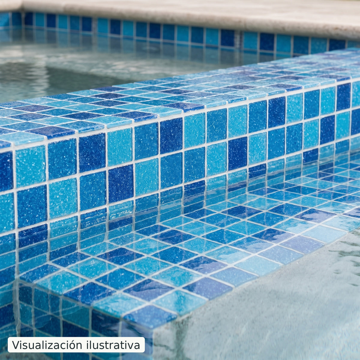 Visualización ilustrativa. Ejemplo del acabado de veneciano instalado en paredes y escalones de piscina. La luz, el agua y la profundidad modifican el tono percibido; consulta la muestra y ficha del modelo.