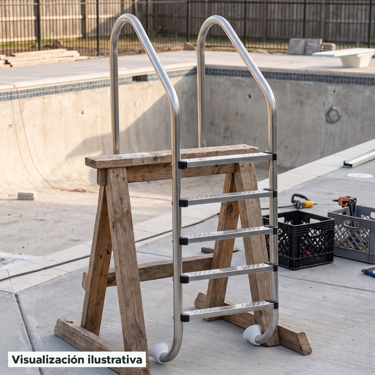 Visualización ilustrativa. El modelo PA-ESC-MIX1-5P preparado junto al área de mantenimiento de una piscina. El entorno muestra un ejemplo de contexto de uso; los accesorios de fondo se ilustran por separado.