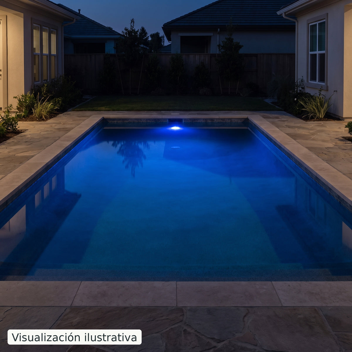 Visualización ilustrativa. Vista nocturna de una piscina que ilustra el color de esta lámpara. El efecto de la luz varía según el diseño de la piscina y la instalación.