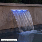 Visualización ilustrativa. Cascada WF-LED-18-6-T integrada en un muro junto a la piscina, con una cortina de agua e iluminación azul. Ejemplo de acabado y ambiente; la caída y la intensidad reales dependen del proyecto.