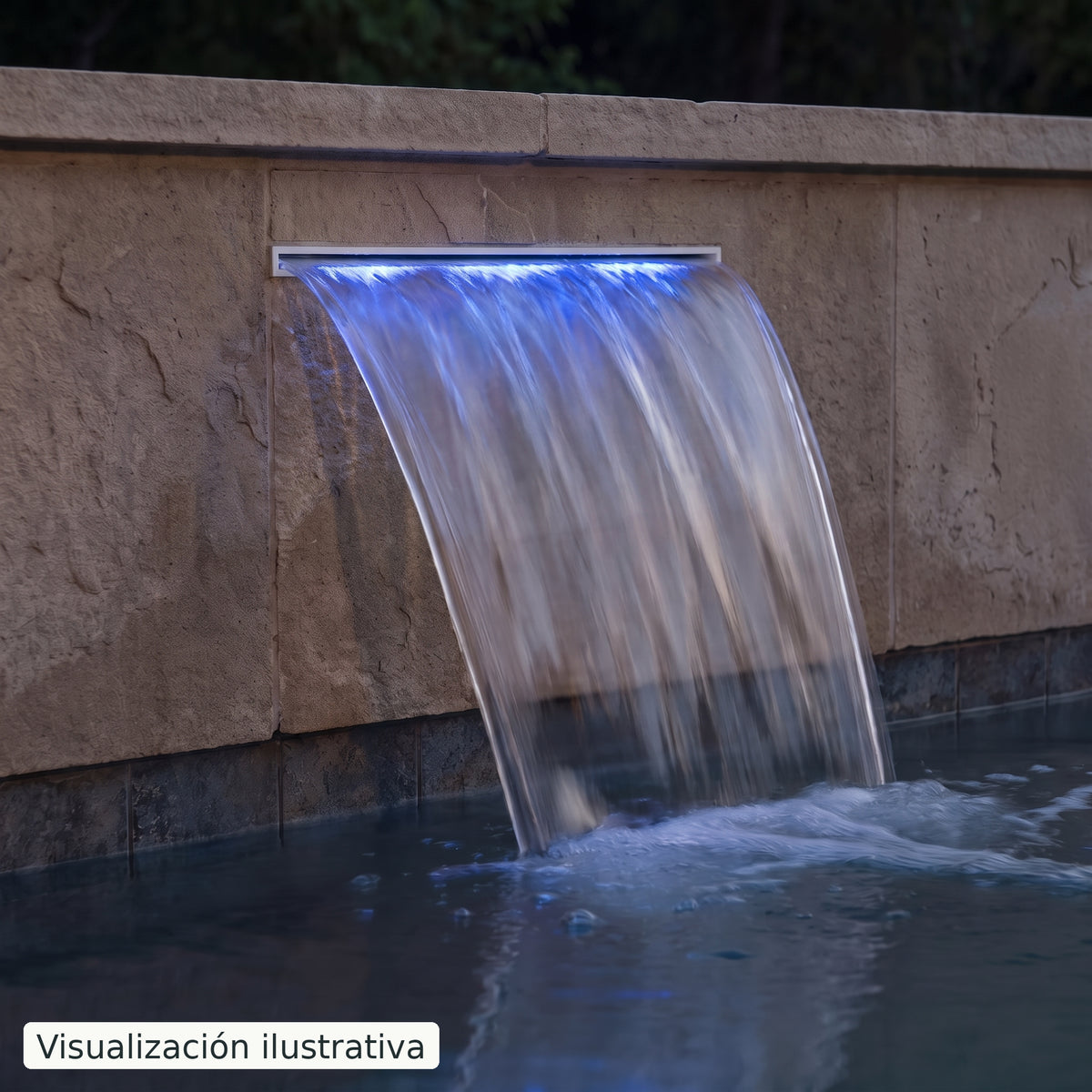 Visualización ilustrativa. Cascada WF-LED-18-6-T integrada en un muro junto a la piscina, con una cortina de agua e iluminación azul. Ejemplo de acabado y ambiente; la caída y la intensidad reales dependen del proyecto.