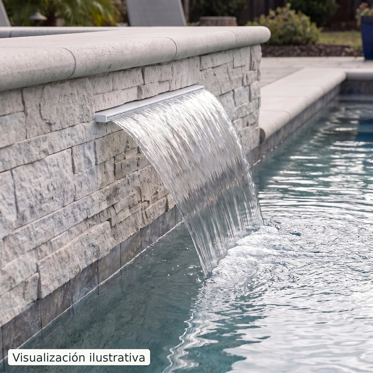Visualización ilustrativa. Ejemplo de una cascada para piscina integrada en un muro, con el cuerpo y las conexiones ocultos.