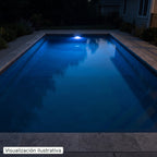 Visualización ilustrativa. Vista nocturna de una piscina que ilustra el color de esta lámpara. El efecto de la luz varía según el diseño de la piscina y la instalación.