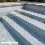 Visualización ilustrativa. Ejemplo del acabado de veneciano instalado en paredes y escalones de piscina. La luz, el agua y la profundidad modifican el tono percibido; consulta la muestra y ficha del modelo.