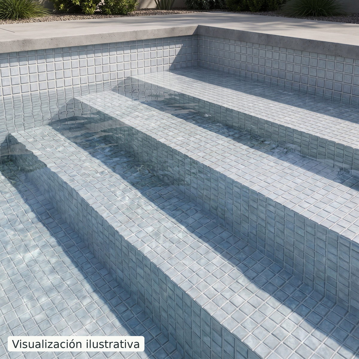 Visualización ilustrativa. Ejemplo del acabado de veneciano instalado en paredes y escalones de piscina. La luz, el agua y la profundidad modifican el tono percibido; consulta la muestra y ficha del modelo.