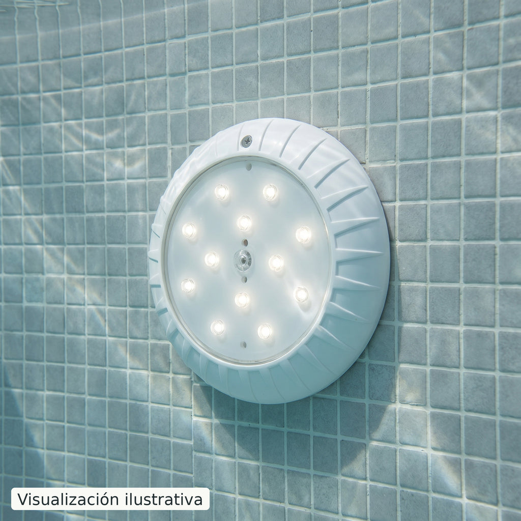 Visualización ilustrativa. Detalle ilustrativo de la lámpara para piscina colocada bajo el agua.
