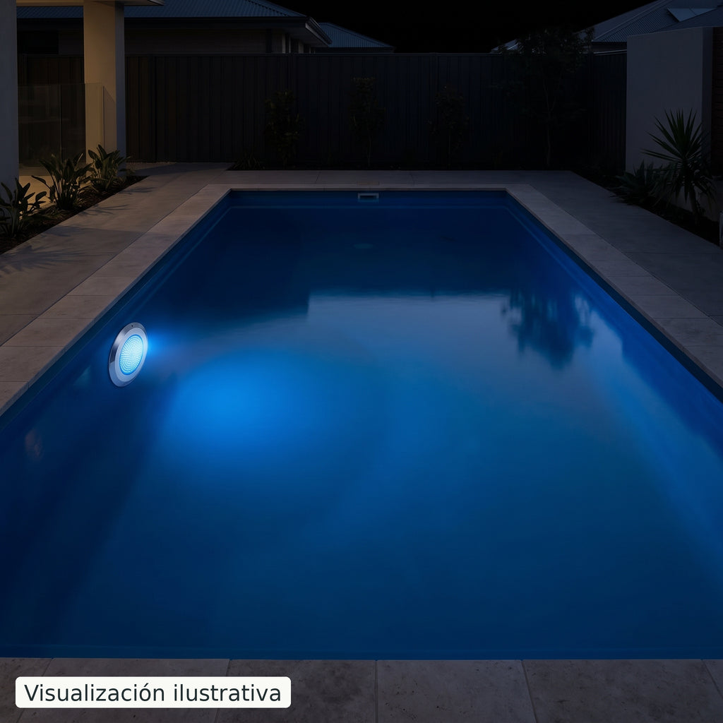 Visualización ilustrativa. Vista nocturna de una piscina que ilustra el color de esta lámpara. El efecto de la luz varía según el diseño de la piscina y la instalación.