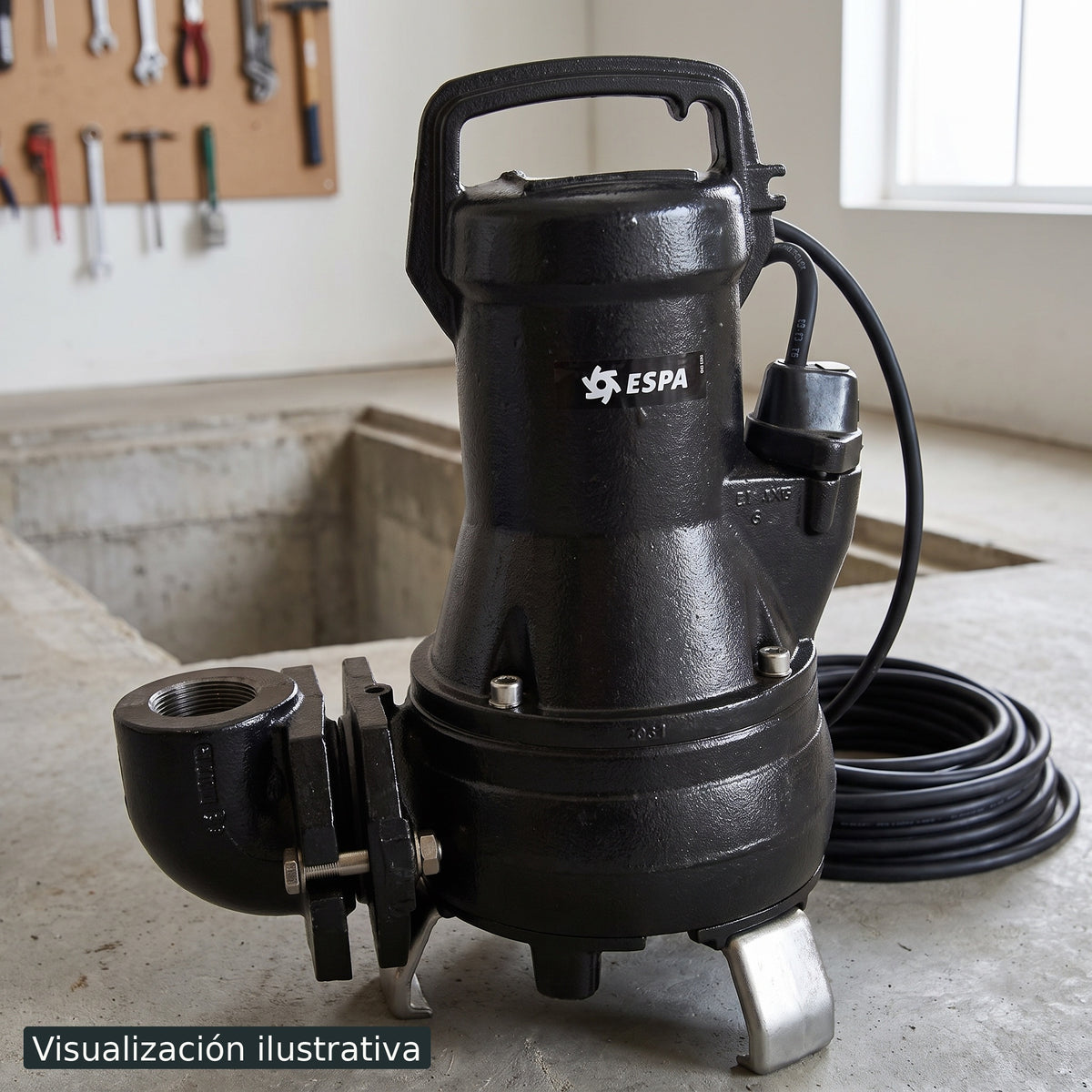 Visualización ilustrativa. El modelo DRAINEX202/3230 preparado junto al área de mantenimiento o construcción de una piscina. Ejemplo ilustrativo de contexto; los accesorios de fondo se muestran por separado.