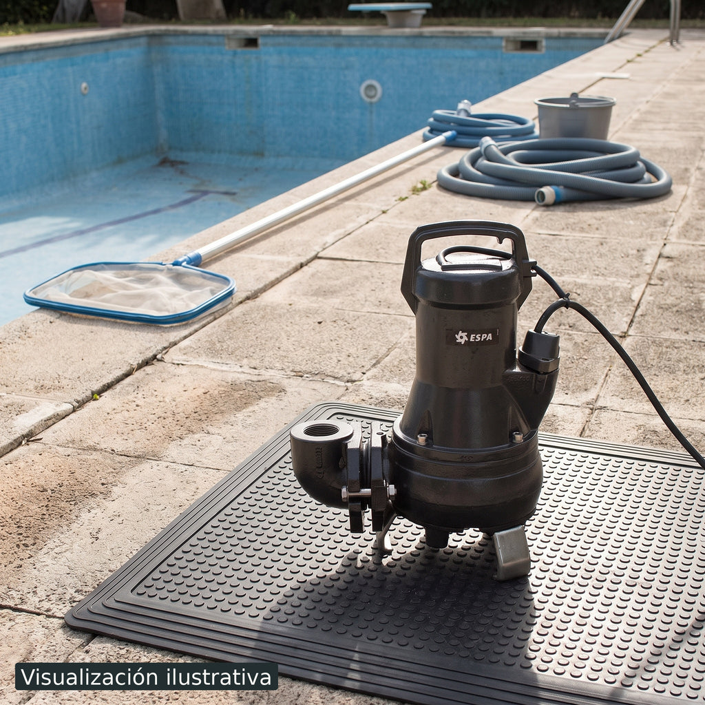 Visualización ilustrativa. El modelo DRAINEX202/3230 preparado junto al área de mantenimiento o construcción de una piscina. Ejemplo ilustrativo de contexto; los accesorios de fondo se muestran por separado.