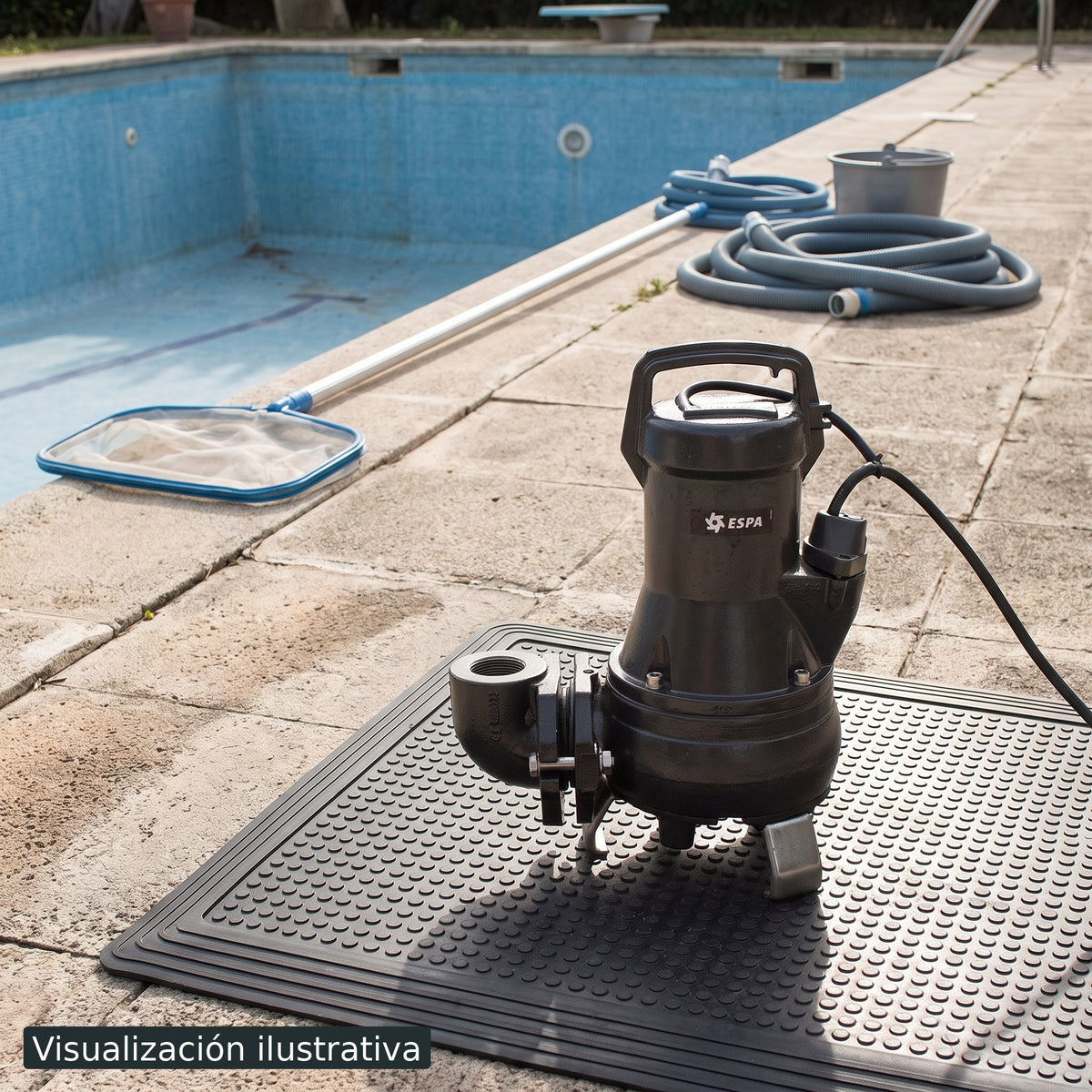 Visualización ilustrativa. El modelo DRAINEX202/3230 preparado junto al área de mantenimiento o construcción de una piscina. Ejemplo ilustrativo de contexto; los accesorios de fondo se muestran por separado.