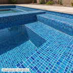 Visualización ilustrativa. Ejemplo del acabado de veneciano instalado en paredes y escalones de piscina. La luz, el agua y la profundidad modifican el tono percibido; consulta la muestra y ficha del modelo.