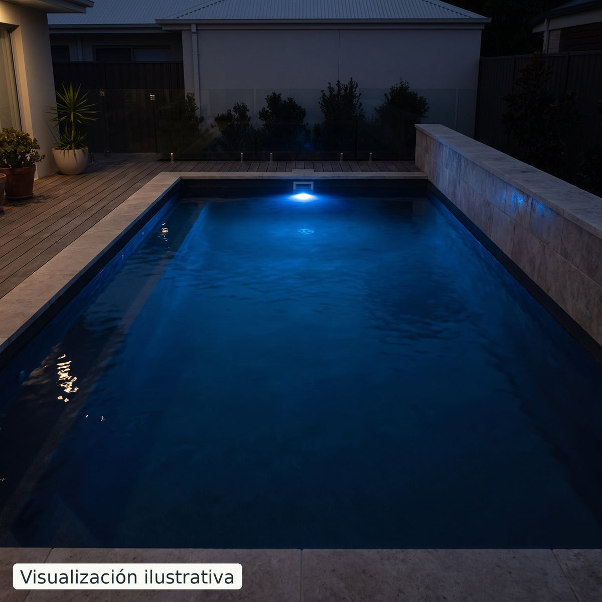 Visualización ilustrativa. Vista nocturna de una piscina que ilustra el color de esta lámpara. El efecto de la luz varía según el diseño de la piscina y la instalación.
